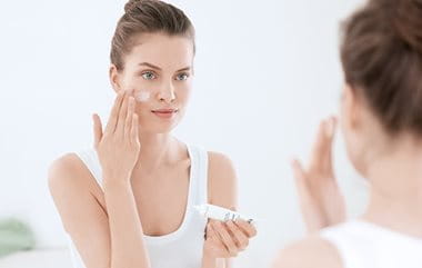 Acne make-up: use a mattifying moisturiser