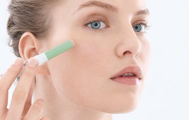 Acne coverage make-up: concealer