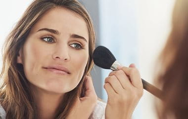 Acne make-up tutorial: powder absorbs oil